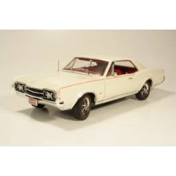 1/18 (Highway 61) 1967 OLDSMOBILE 4-4-2 COUPE